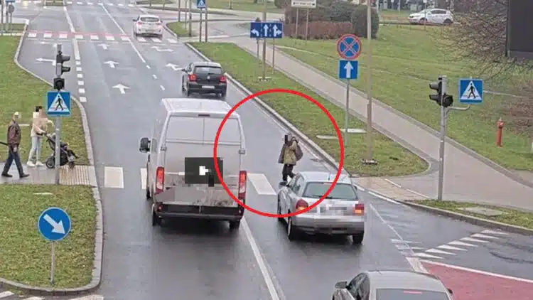 paauglys eina per pesciuju pereja su kapisonu ir kalbedamas telefonu
