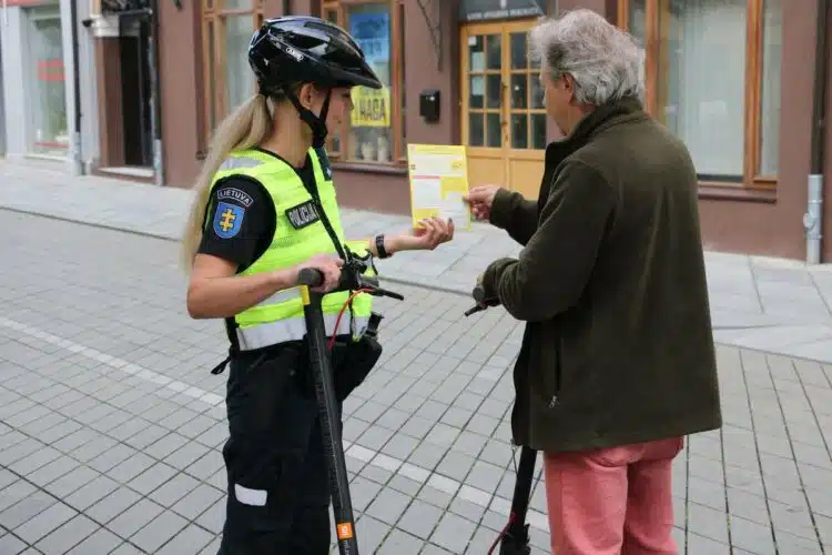 policijos pareigune vyras elektriniai paspirtukai