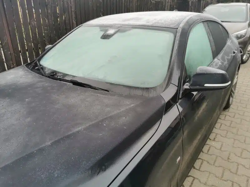 priekinis automobilio stiklas pasidenges ledo sluoksniu