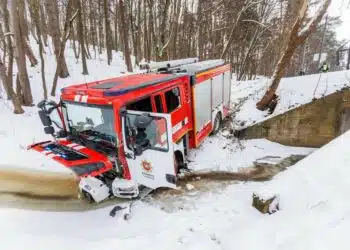 priesgaisrine gelbejimo tarnyba avarija eismo ivykis ugniagesiai gelbetojai