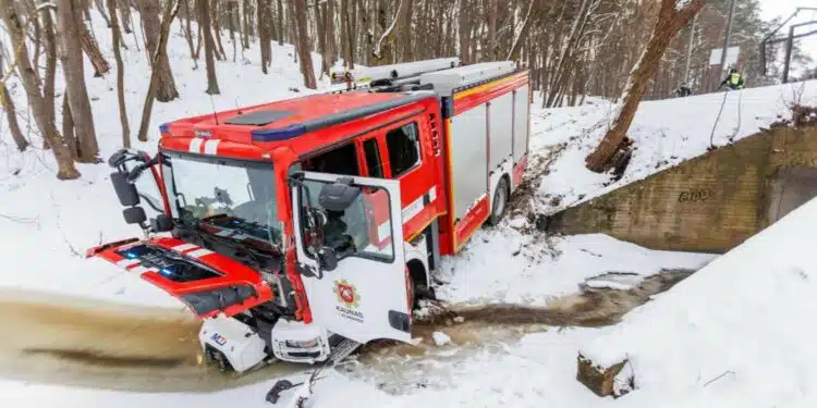 priesgaisrine gelbejimo tarnyba avarija eismo ivykis ugniagesiai gelbetojai