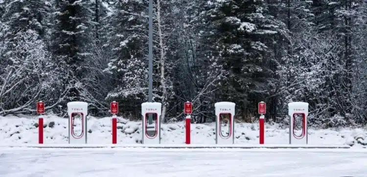 tesla elektromobiliu ikrovimo stoteles
