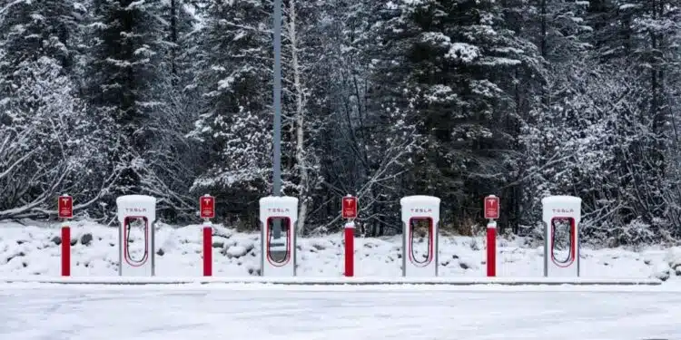 tesla elektromobiliu ikrovimo stoteles