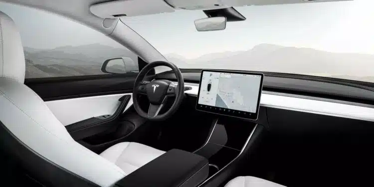 tesla model 3 interjeras