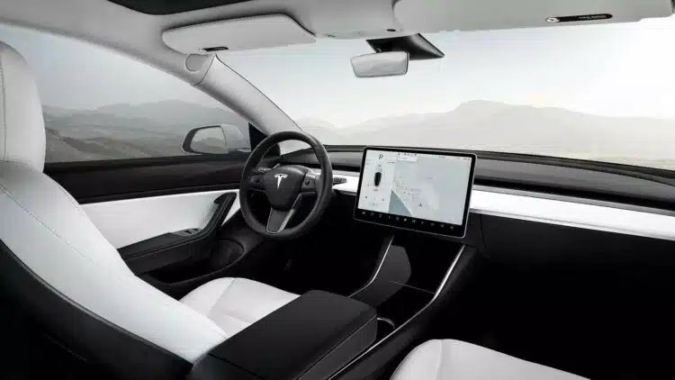 tesla model 3 interjeras