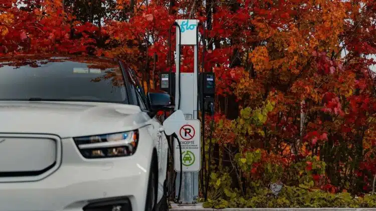volvo elektromobilis ikraunamas ikrovimo stoteleje