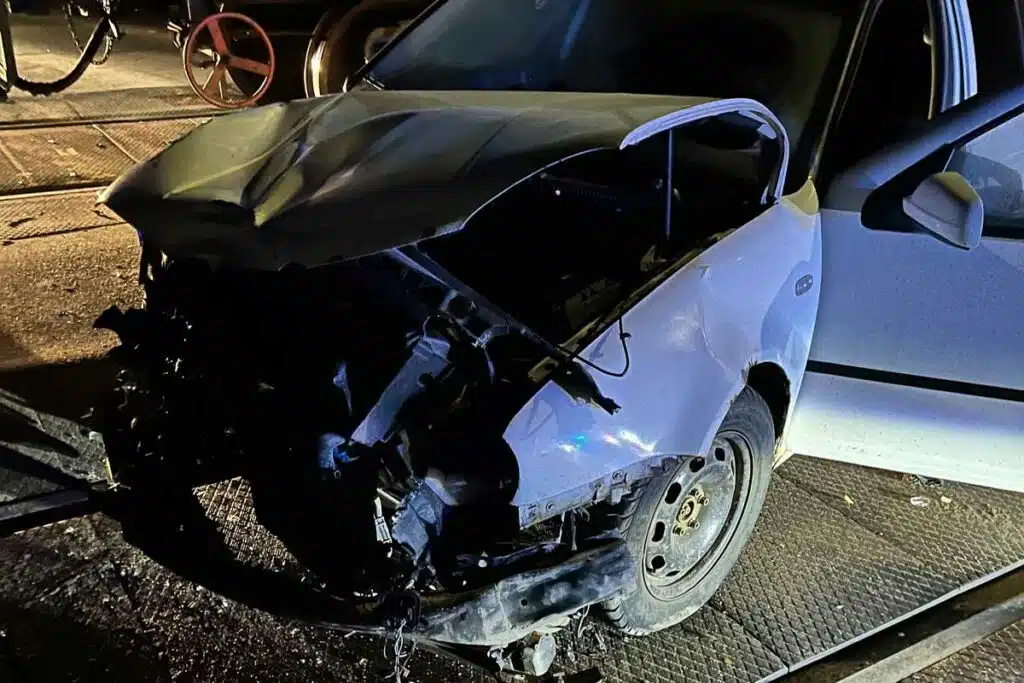 Avarija Vilniuje: Uzbekistano piliečio vairuojama automobilį nutrenkė traukinys, pranešta apie nukentėjusį