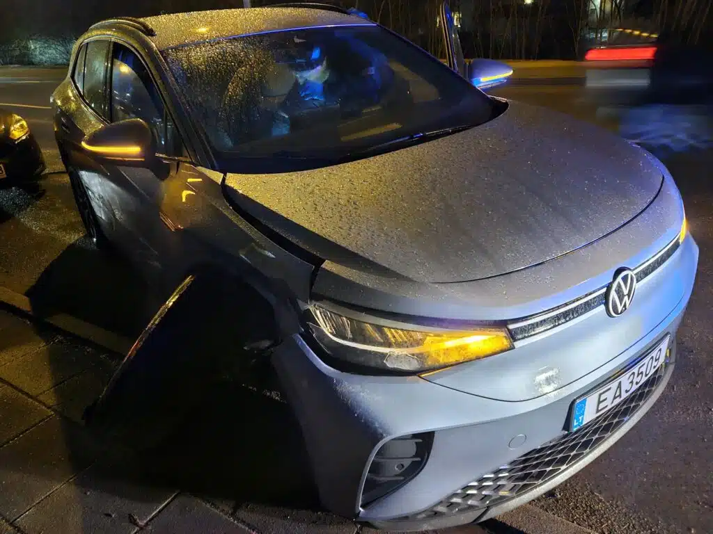 Avarija Vilniuje: po sukelto eismo įvykio vairuotojas ir keleivis iš „Spark“ automobilio susirinko alkoholio butelius ir pasišalino