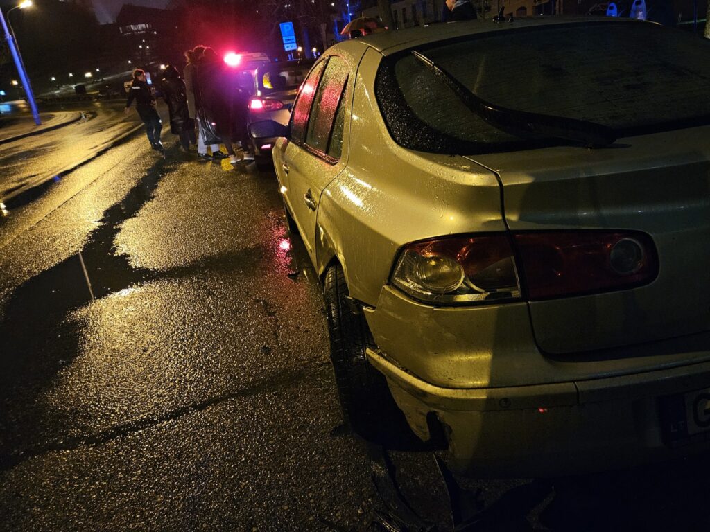 Avarija Vilniuje: po sukelto eismo įvykio vairuotojas ir keleivis iš „Spark“ automobilio susirinko alkoholio butelius ir pasišalino