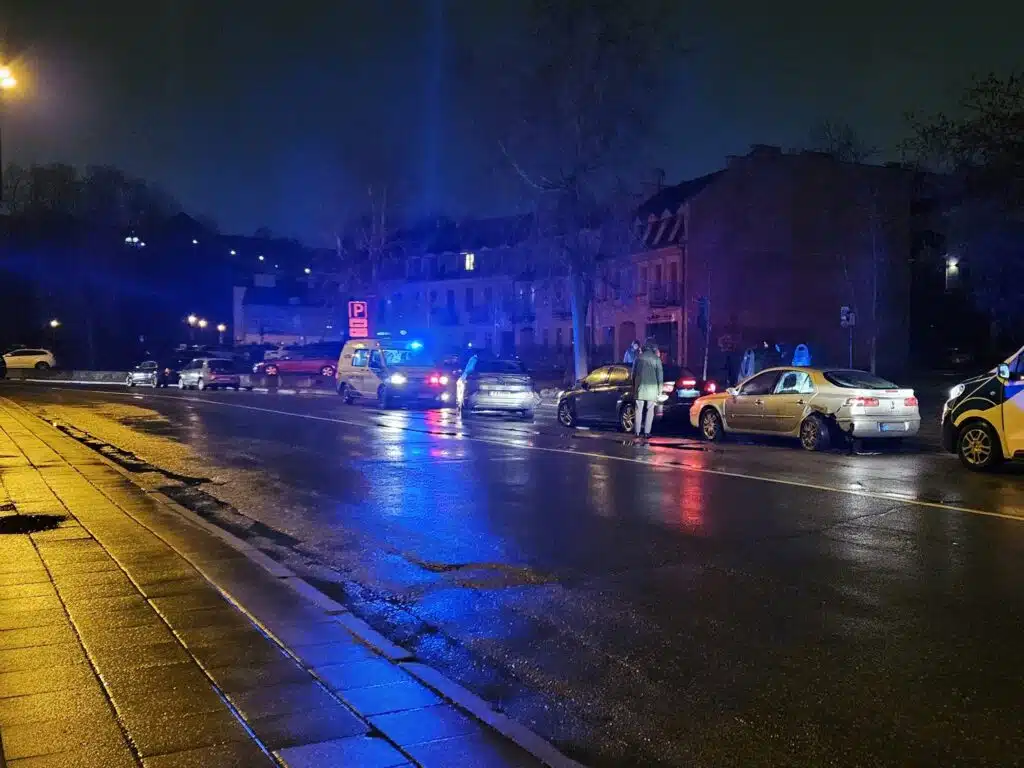 Avarija Vilniuje: po sukelto eismo įvykio vairuotojas ir keleivis iš „Spark“ automobilio susirinko alkoholio butelius ir pasišalino