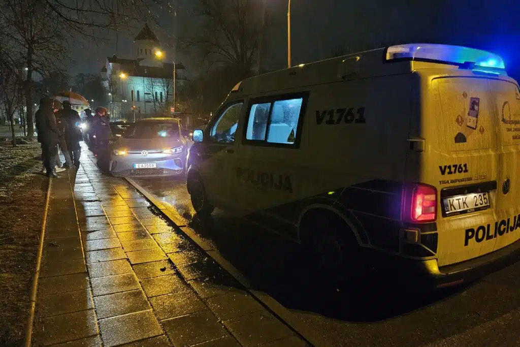 Avarija Vilniuje: po sukelto eismo įvykio vairuotojas ir keleivis iš „Spark“ automobilio susirinko alkoholio butelius ir pasišalino