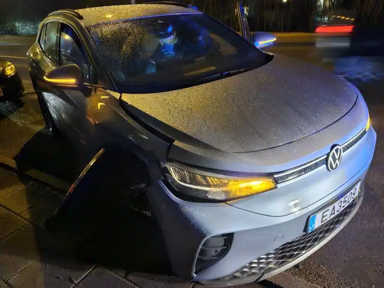 Avarija Vilniuje: po sukelto eismo įvykio vairuotojas ir keleivis iš „Spark“ automobilio susirinko alkoholio butelius ir pasišalino