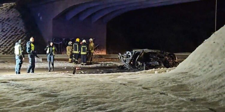 Tragiška avarija Vilniuje: po smūgio į viaduko šlaitą apvirto ir užsidegė automobilis, vairuotojas žuvo vietoje