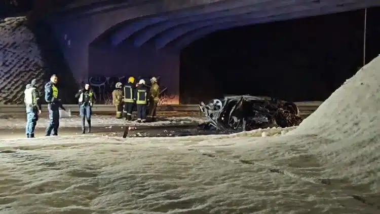 Tragiška avarija Vilniuje: po smūgio į viaduko šlaitą apvirto ir užsidegė automobilis, vairuotojas žuvo vietoje