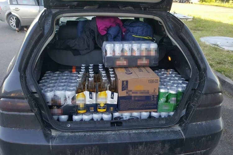 alkoholis automobilio bagazineje