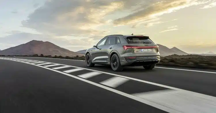 audi sq8 vaziuoja keliu