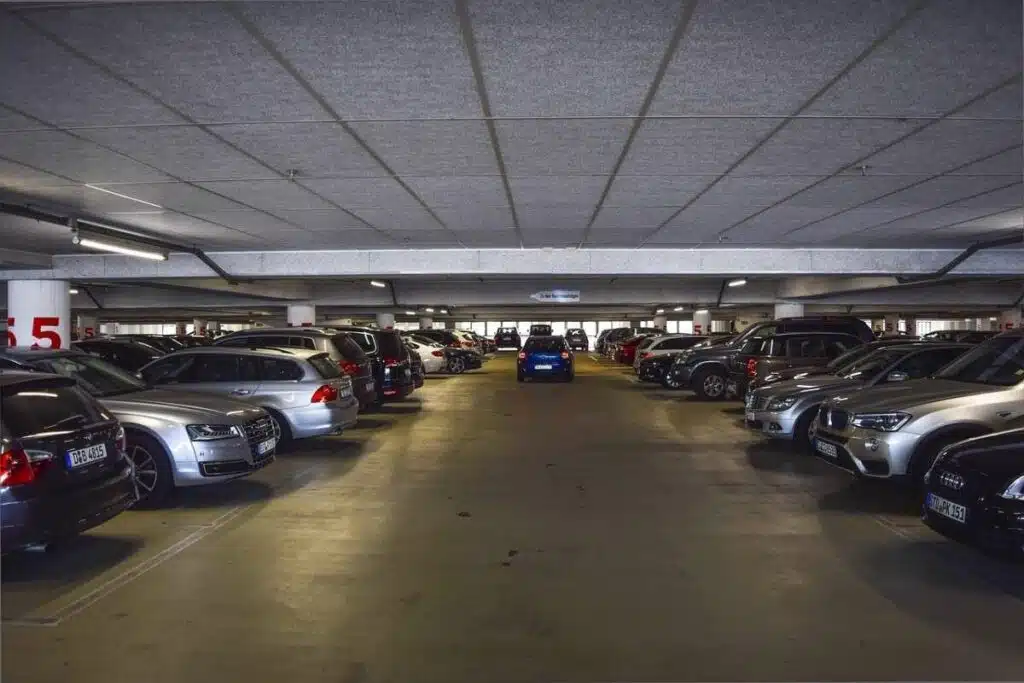 automobiliai automobiliu stovejimo aikstele automobilio vagyste