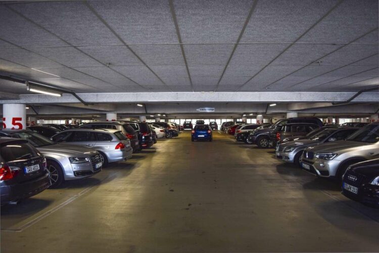 automobiliai automobiliu stovejimo aikstele automobilio vagyste