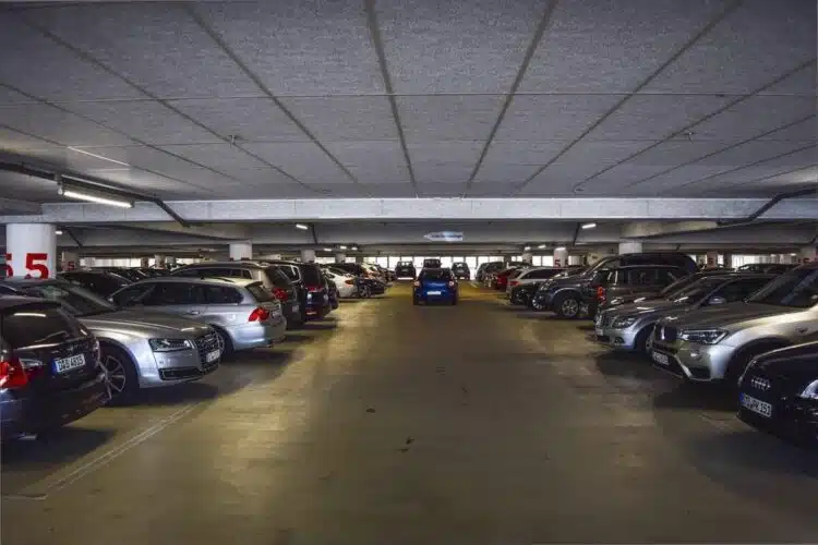 automobiliai automobiliu stovejimo aikstele automobilio vagyste