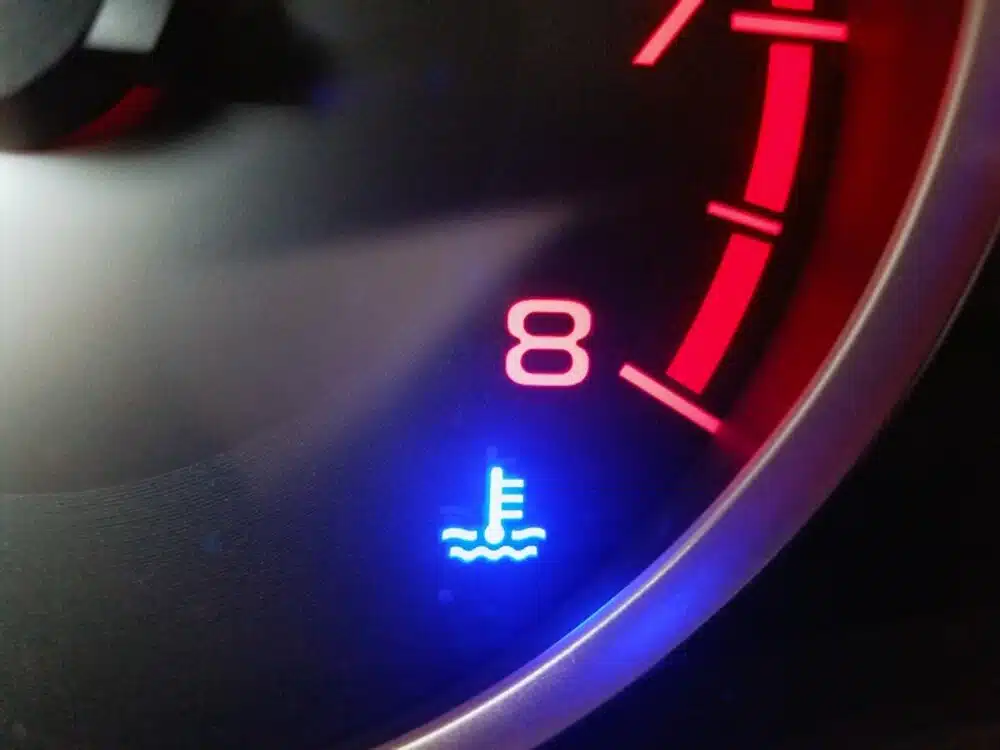 automobilio prietaisu skydelis apsukos saltas variklis
