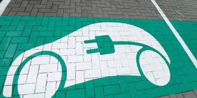 elektromobilio stovejimo ikrovimo vieta