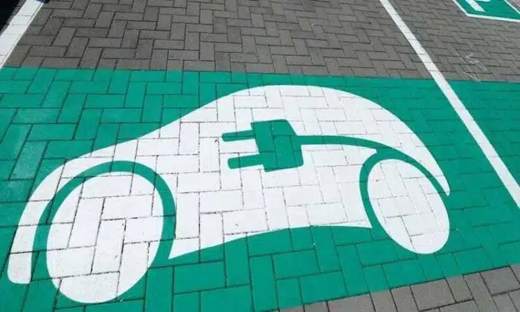 elektromobilio stovejimo ikrovimo vieta