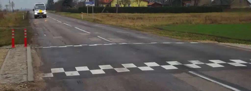 gulintis policininkas greicio mazinimo kalnenis
