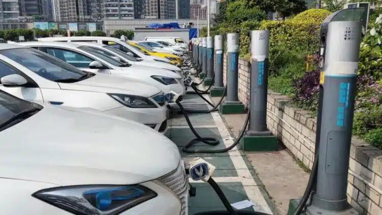 kiniski elektromobiliai ikraunami ikrovimo stotelese