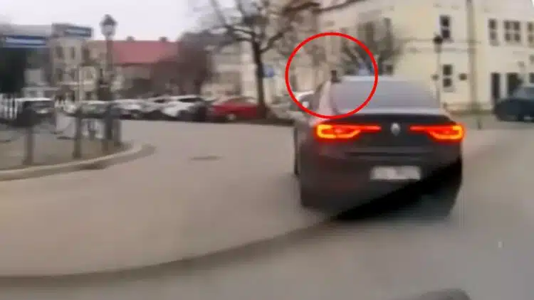 renault talisman automobilis kava ant stogo