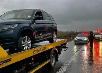 skoda automobilis ant technine pagalbos automobilio