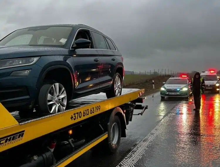 skoda automobilis ant technine pagalbos automobilio
