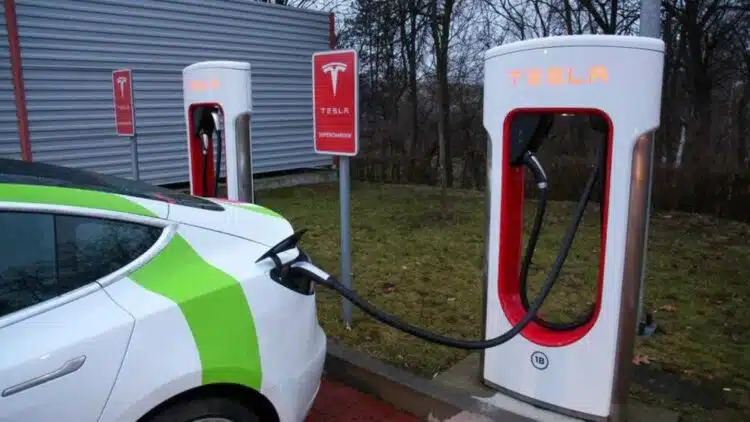 tesla elektromobilis ikrovimo stotele