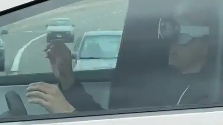 vairuotojas naudoja virtualios realybes akinius kol tesla autopilotas vairuoja