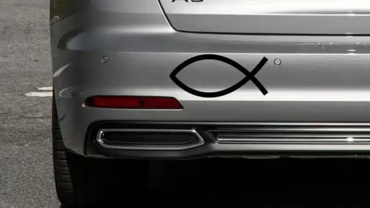 zuvies lipdukas ant automobilio zuvis