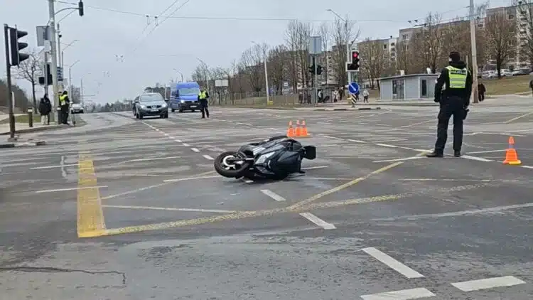 Avarija-Vilniuje-Justiniškėse-apsivertęs-motociklo-vairuotojas-be-sąmonės-išgabentas-į-ligoninę