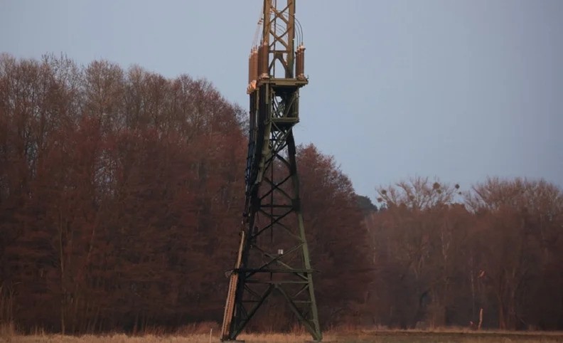 Elektros bokstas kuris buvo padegtas netoli Teslos gamyklos Vokietijoje