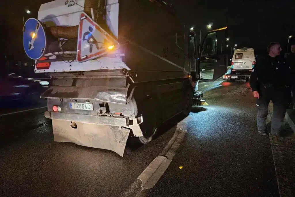 Naktinė avarija Vilniuje Tūkstantmečio gatvėje susidūrė policijos automobilis ir gatvių valymo mašina