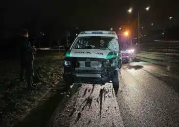 Naktinė avarija Vilniuje Tūkstantmečio gatvėje susidūrė policijos automobilis ir gatvių valymo mašina