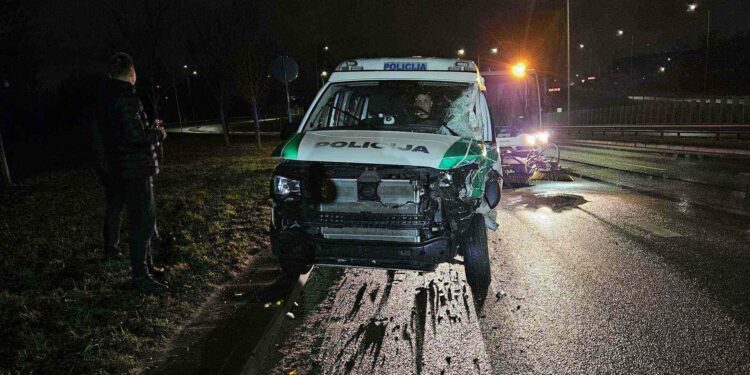 Naktinė avarija Vilniuje Tūkstantmečio gatvėje susidūrė policijos automobilis ir gatvių valymo mašina