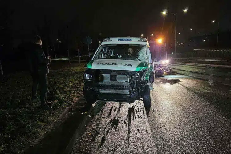 Naktinė avarija Vilniuje Tūkstantmečio gatvėje susidūrė policijos automobilis ir gatvių valymo mašina