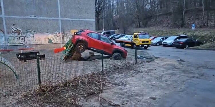 Vilniuje girta Toyota vairuotoja įvažiavo į vaikų žaidimų aikštelę