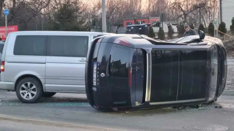 Vilniuje po susidūrimo su „VW“ ant šono apvirto „Renault“ automobilis 1