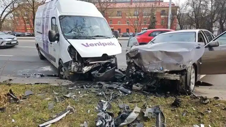 Vilniuje susidure BMW ir Venipak mikroautobusas nukentėjo 2 zmones