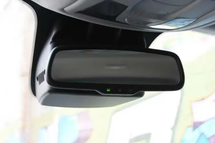 automatiskai uztemstantis automobilio galinio vaizdo veidrodelis