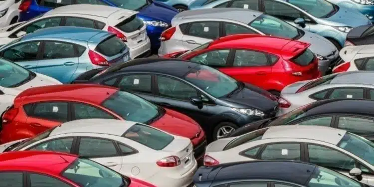 automobiliai automobiliu stovejimo aikstele