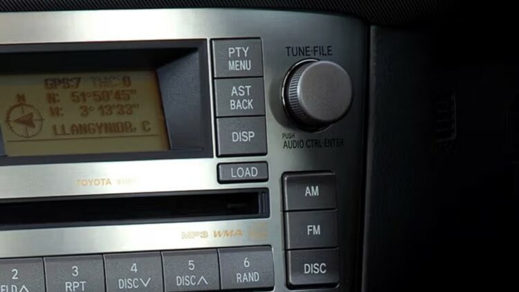 automobilio radija pty mygtukas