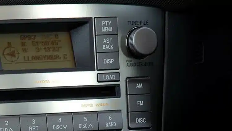 automobilio radija pty mygtukas