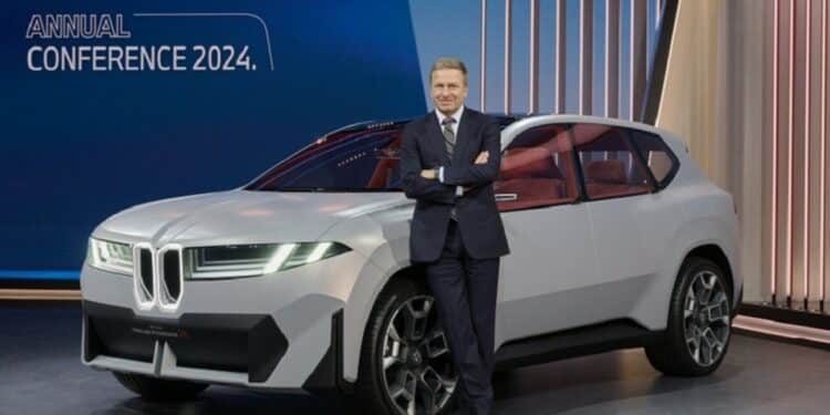 bmw generalinis direktorius Oliver Zipse salia Vision Neue Klasse X automobilio