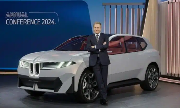 bmw generalinis direktorius Oliver Zipse salia Vision Neue Klasse X automobilio