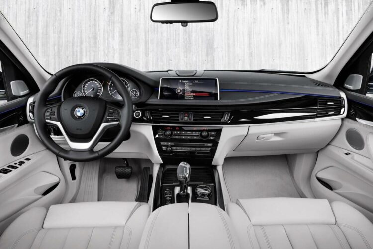 bmw x5 visureigis interjeras